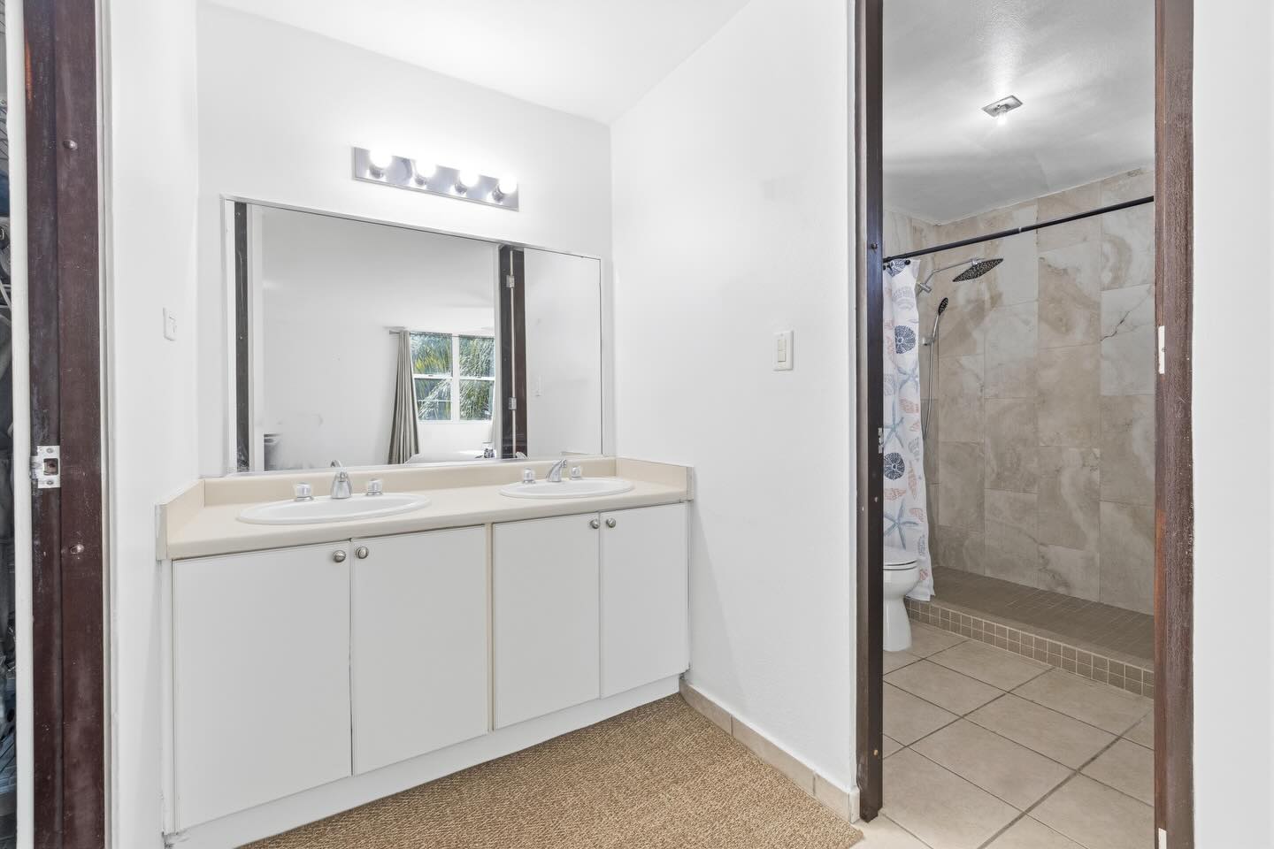 Double vanity bathroom